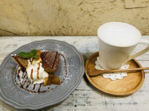 カラメルとりんごのケーキとカプチーノ風カフェオレ